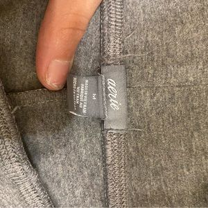 Aerie leggings never worn great condition has zippers on bottom medium